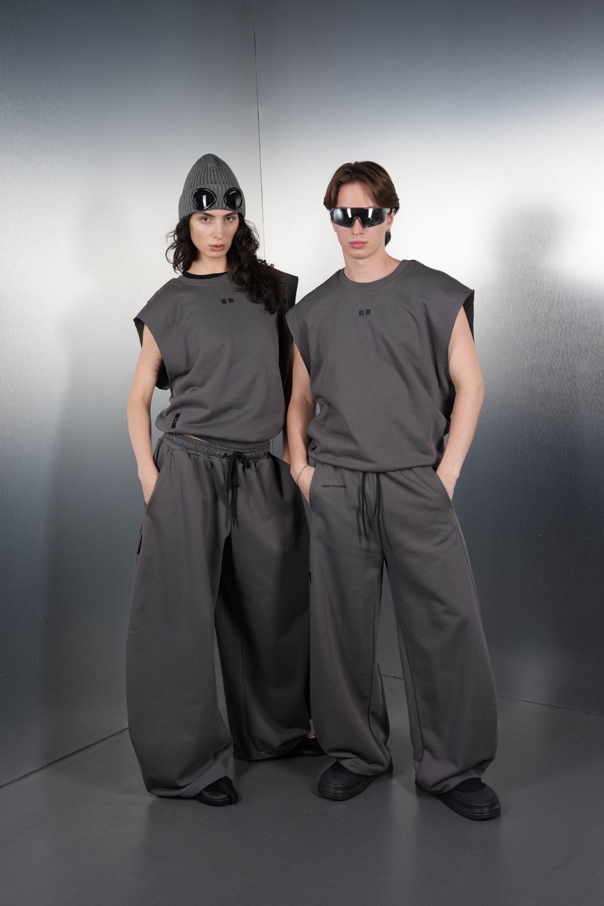 Dwie osoby w szarych bezrękawnikach Drop-Shoulder i szarych spodniach, DROP 01